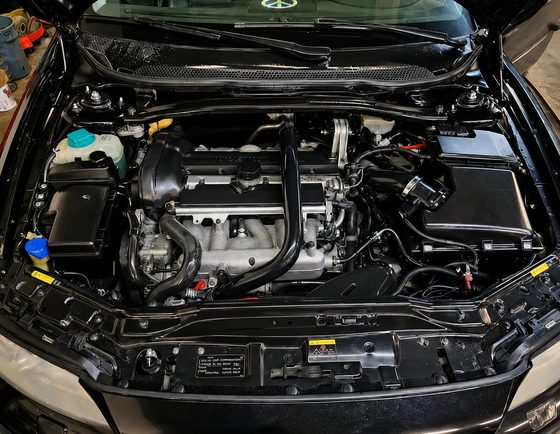 An engine bay open for diagnosis at DAVID's Auto Care in Sioux Falls
